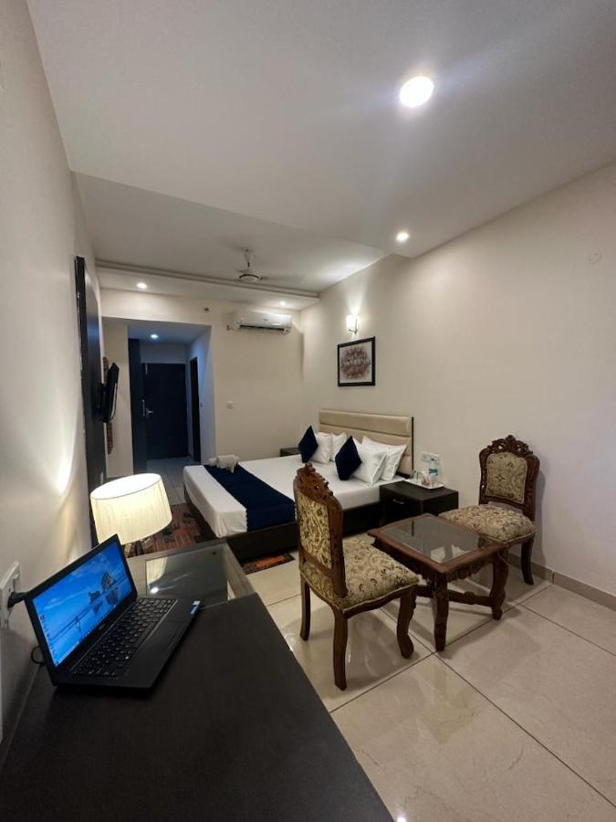 Jb Residency Zirakpur !! Top Rated & Most Awarded Property In Zirakpur Hotell Eksteriør bilde