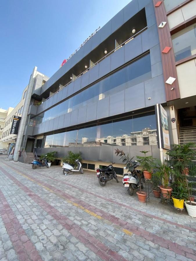 Jb Residency Zirakpur !! Top Rated & Most Awarded Property In Zirakpur Hotell Eksteriør bilde