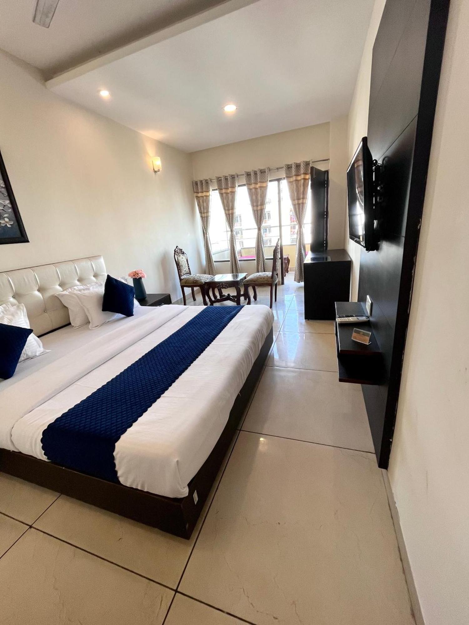 Jb Residency Zirakpur !! Top Rated & Most Awarded Property In Zirakpur Hotell Eksteriør bilde