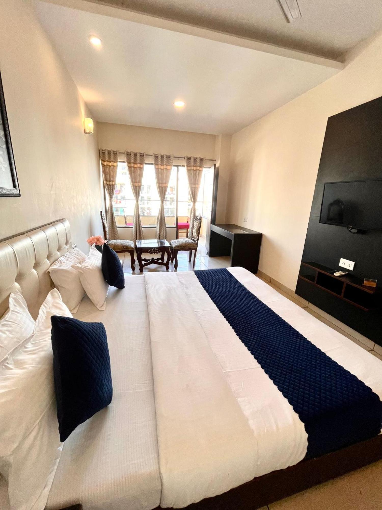 Jb Residency Zirakpur !! Top Rated & Most Awarded Property In Zirakpur Hotell Eksteriør bilde